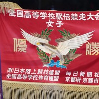 開会式で選手宣誓をする長野東の田畑陽菜＝京都市右京区の京都市体育館で2025年12月20日、長澤凜太郎撮影