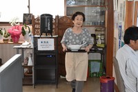102-year-old Fuku Amagawa carries a prepared dish, in Fujioka, Gunma Prefecture, June 9, 2025. (Mainichi/Chisa Fukuda)