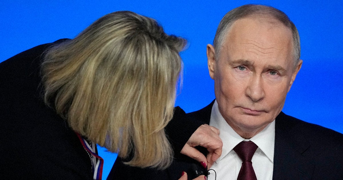 At Putin's annual news conference, a Russian journalist pops the question -- to his girlfriend