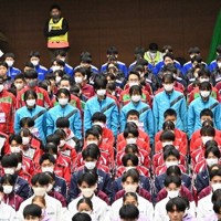 開会式で校名を呼ばれ起立する県代表の銀河学院と世羅（男子）の選手ら＝京都市右京区の市体育館で2025年12月20日午後3時8分、西山夏奈撮影