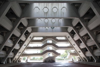 建物内観。末広がりの低層部は柱のない広大な空間をもたらす