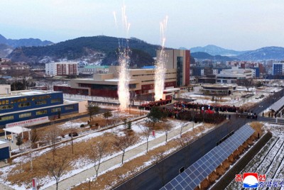 完工式が開催された食品工場。工場の敷地と農地の境界付近に太陽光パネルがずらりと並んでいる＝平壌市江東郡で2025年12月15日（朝鮮中央通信のホームページより）