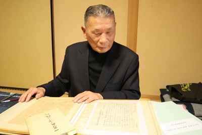 父隆夫さんの最期の様子をしたためた元兵士の書面を見る筑後市遺族連合会の長瀬武夫会長＝福岡県筑後市尾島で2025年12月8日午後3時30分、谷由美子撮影