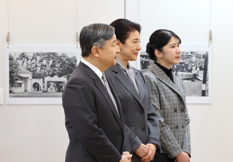 天皇ご一家が石川光陽の写真展見学 雅子さま、語り部を気遣う場面も