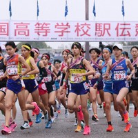 女子の1位でフィニッシュする長野東の今井玲那選手＝たけびしスタジアム京都で2025年12月21日、大西岳彦撮影