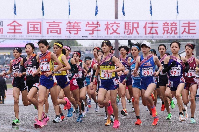 スタートし競技場を出る女子の選手たち＝たけびしスタジアム京都で2025年12月21日、長澤凜太郎撮影