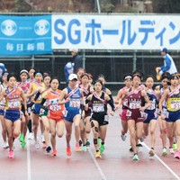 女子の1位でフィニッシュする長野東の今井玲那選手＝たけびしスタジアム京都で2025年12月21日、大西岳彦撮影