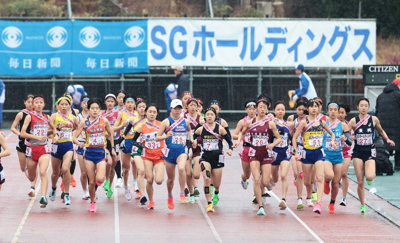 一斉にスタートする女子の選手たち＝たけびしスタジアム京都で2025年12月21日午前10時20分、中川祐一撮影