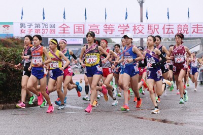 スタートし競技場を出る女子の選手たち＝たけびしスタジアム京都で2025年12月21日、長澤凜太郎撮影