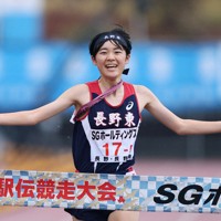 女子の1位でフィニッシュする長野東の今井玲那選手＝たけびしスタジアム京都で2025年12月21日、大西岳彦撮影