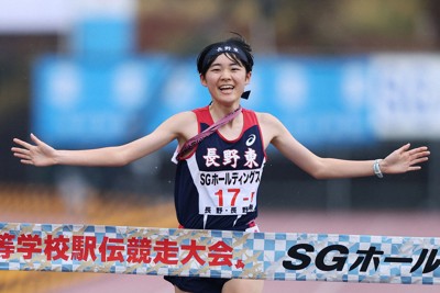 女子1位でフィニッシュする長野東の今井玲那選手＝たけびしスタジアム京都で2025年12月21日、長澤凜太郎撮影