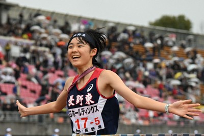 女子の1位でフィニッシュする長野東の今井玲那選手＝たけびしスタジアム京都で2025年12月21日、大西岳彦撮影