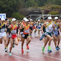 一斉にスタートする男子の選手たち＝たけびしスタジアム京都で2025年12月21日、大西岳彦撮影