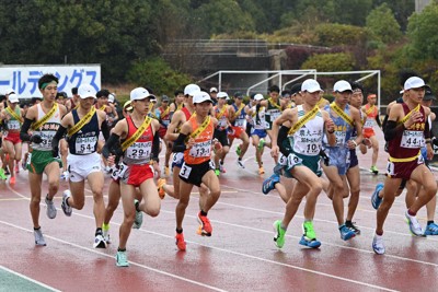 一斉にスタートする男子の選手たち＝たけびしスタジアム京都で2025年12月21日、大西岳彦撮影