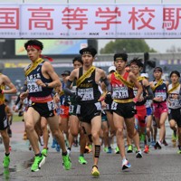 男子の1位でフィニッシュする学法石川の美沢央佑選手＝たけびしスタジアム京都で2025年12月21日、大西岳彦撮影