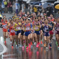 女子の1位でフィニッシュする長野東の今井玲那選手＝たけびしスタジアム京都で2025年12月21日、大西岳彦撮影
