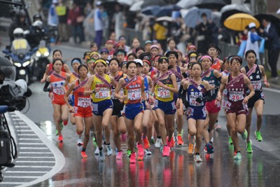 1区、先頭集団を走る選手たち＝京都市内で2025年12月21日、久保玲撮影