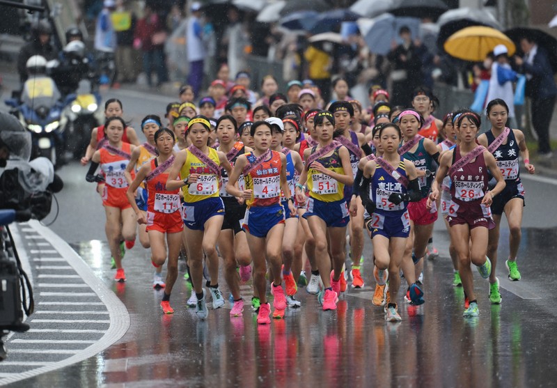 1区、先頭集団を走る選手たち＝京都市内で2025年12月21日、久保玲撮影
