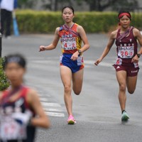 女子の1位でフィニッシュする長野東の今井玲那選手＝たけびしスタジアム京都で2025年12月21日、大西岳彦撮影