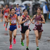 女子の1位でフィニッシュする長野東の今井玲那選手＝たけびしスタジアム京都で2025年12月21日、大西岳彦撮影