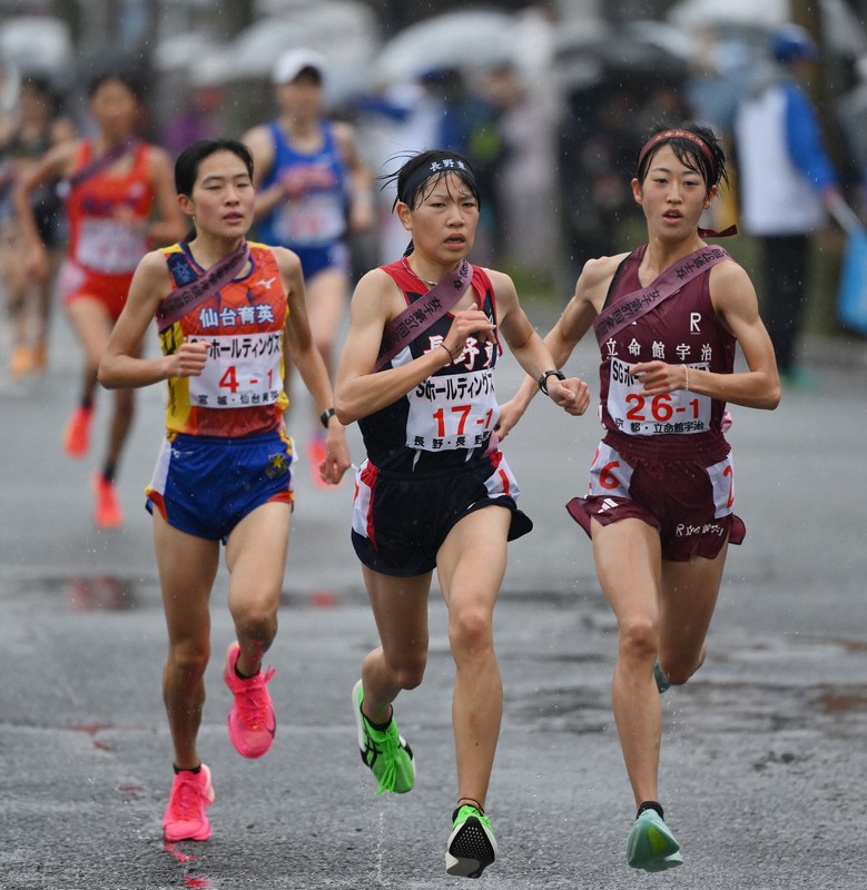 1区、先頭集団を走る長野東の川上南海（中央）と立命館宇治の芦田和佳（右）ら＝京都市内で2025年12月21日、久保玲撮影