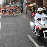女子の1位でフィニッシュする長野東の今井玲那選手＝たけびしスタジアム京都で2025年12月21日、大西岳彦撮影