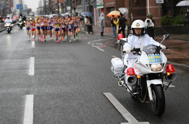 白バイで女子選手を先導する京都府警交通機動隊の寸田桜巡査（右）＝京都市内で2025年12月21日、久保玲撮影