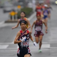 女子の1位でフィニッシュする長野東の今井玲那選手＝たけびしスタジアム京都で2025年12月21日、大西岳彦撮影