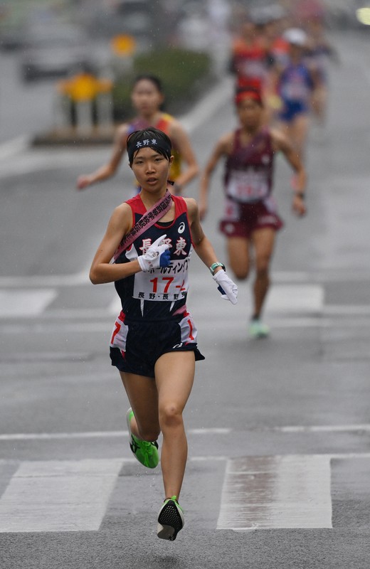 2区、先頭で力走する長野東の田畑陽菜＝京都市内で2025年12月21日、久保玲撮影