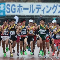 男子の1位でフィニッシュする学法石川の美沢央佑選手＝たけびしスタジアム京都で2025年12月21日、大西岳彦撮影