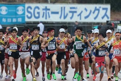 一斉にスタートする男子の選手たち＝たけびしスタジアム京都で2025年12月21日午後0時半、中川祐一撮影