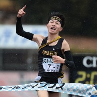 男子の1位でフィニッシュする学法石川の美沢央佑選手＝たけびしスタジアム京都で2025年12月21日、大西岳彦撮影