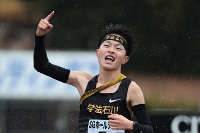 男子1位でフィニッシュする学法石川の美沢央佑＝たけびしスタジアム京都で2025年12月21日午後2時半、中川祐一撮影