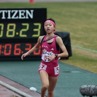 女子の1位でフィニッシュする長野東の今井玲那選手＝たけびしスタジアム京都で2025年12月21日、中川祐一撮影