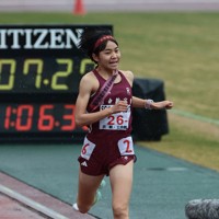 女子の1位でフィニッシュする長野東の今井玲那選手＝たけびしスタジアム京都で2025年12月21日、中川祐一撮影