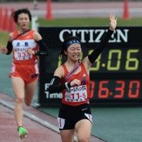 女子の1位でフィニッシュする長野東の今井玲那選手＝たけびしスタジアム京都で2025年12月21日、中川祐一撮影