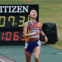 女子の1位でフィニッシュする長野東の今井玲那選手＝たけびしスタジアム京都で2025年12月21日、中川祐一撮影