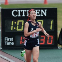 女子の1位でフィニッシュする長野東の今井玲那選手＝たけびしスタジアム京都で2025年12月21日、中川祐一撮影