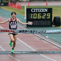 女子の1位でフィニッシュする長野東の今井玲那選手＝たけびしスタジアム京都で2025年12月21日、中川祐一撮影