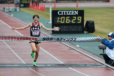 女子の1位でフィニッシュする長野東の今井玲那選手＝たけびしスタジアム京都で2025年12月21日、中川祐一撮影