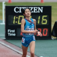 女子の1位でフィニッシュする長野東の今井玲那選手＝たけびしスタジアム京都で2025年12月21日、中川祐一撮影