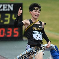 男子の1位でフィニッシュする学法石川の美沢央佑選手＝たけびしスタジアム京都で2025年12月21日、大西岳彦撮影