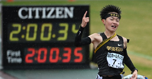 男子の1位でフィニッシュする学法石川の美沢央佑選手＝たけびしスタジアム京都で2025年12月21日、大西岳彦撮影