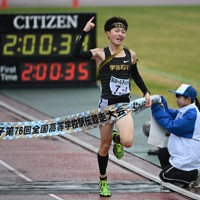 男子の1位でフィニッシュする学法石川の美沢央佑選手＝たけびしスタジアム京都で2025年12月21日、大西岳彦撮影