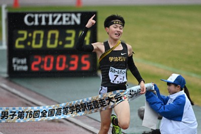 男子の1位でフィニッシュする学法石川の美沢央佑選手＝たけびしスタジアム京都で2025年12月21日、大西岳彦撮影