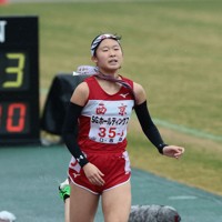 女子の1位でフィニッシュする長野東の今井玲那選手＝たけびしスタジアム京都で2025年12月21日、中川祐一撮影