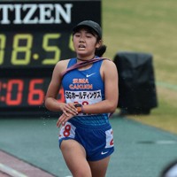 女子の1位でフィニッシュする長野東の今井玲那選手＝たけびしスタジアム京都で2025年12月21日、中川祐一撮影