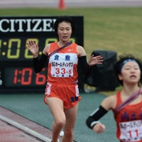 女子の1位でフィニッシュする長野東の今井玲那選手＝たけびしスタジアム京都で2025年12月21日、中川祐一撮影