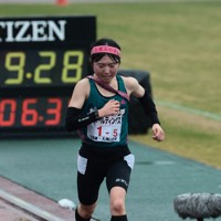 女子の1位でフィニッシュする長野東の今井玲那選手＝たけびしスタジアム京都で2025年12月21日、中川祐一撮影