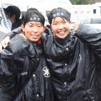 2人での最後の駅伝で連覇を飾り、喜び合う長野東の田畑陽菜主将（右）と真柴愛里選手＝京都市のたけびしスタジアム京都で2025年12月21日午後0時22分、鈴木英世撮影